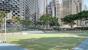 Un campo da tennis all'aperto circondato da grattacieli.