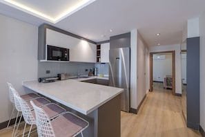 1 Bedroom Apartment | Cocina privada | Refrigerador, microondas, horno y parrilla de estufa