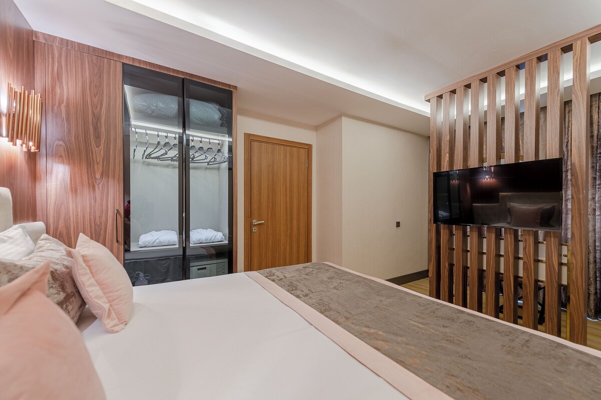 Une chambre à coucher avec un lit, une armoire et un téléviseur.