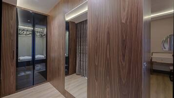 Una habitación moderna con un armario de madera, un espejo y un escritorio con una silla.