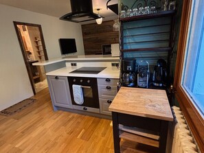 Kylskåp, mikrovågsugn och diskmaskin