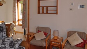 TV - Spacious 1BR Apartment near Village Center with Balcony & Parking (Châtel)