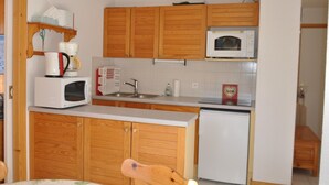 Fridge, microwave - Spacious 1BR Apartment near Village Center with Balcony & Parking (Châtel)