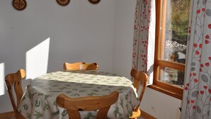 Dining - Spacious 1BR Apartment near Village Center with Balcony & Parking (Châtel)