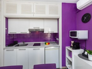 Refrigerador, microondas y utensilios de cocina 
