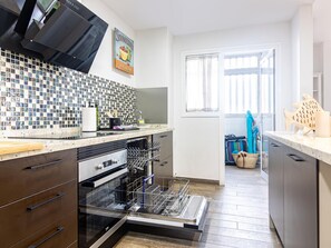 Kühlschrank, Mikrowelle, Ofen, Geschirrspüler