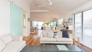 TV - Beach Bay Bee on Banksia (Blueys Beach)