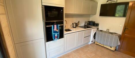 Réfrigérateur, four à micro-ondes, lave-vaisselle