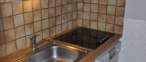 Jääkaappi, mikroaaltouuni, astianpesukone