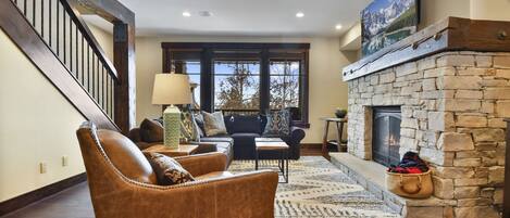 Televisión, chimenea, reproductor de DVD, estéreo