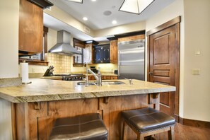 Réfrigérateur, micro-ondes, four, lave-vaisselle