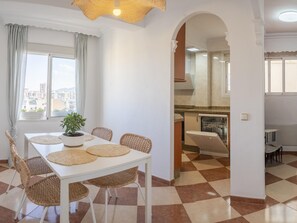Dining - Sunny Apartment with Free Parking in Central Malaga (Málaga)