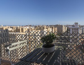 Outdoor dining - Sunny Apartment with Free Parking in Central Malaga (Málaga)
