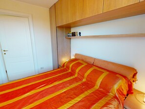 1 bedroom, bed sheets