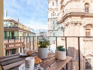 Outdoor dining - Renovated 2-bedroom apartment, air conditioning, Wi-Fi, Málaga center (Málaga)