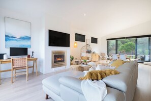 TV, peis, bøker og stereoanlegg