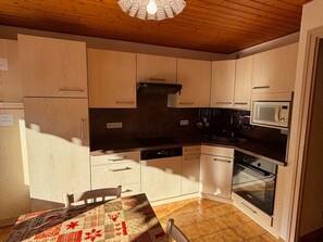 Een koelkast, een microgolfoven, een vaatwasser