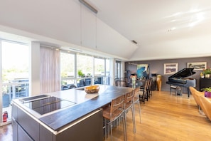 Fridge, microwave, oven, stovetop - Beautiful Penthouse with Terrace & Jacuzzi (Edinburgh)