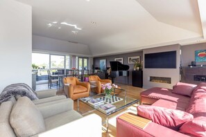 TV, offices - Beautiful Penthouse with Terrace & Jacuzzi (Edinburgh)