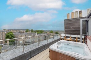 Outdoor spa tub - Beautiful Penthouse with Terrace & Jacuzzi (Edinburgh)