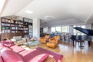 TV, offices - Beautiful Penthouse with Terrace & Jacuzzi (Edinburgh)