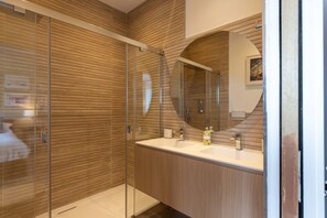 Bathtub, hair dryer, towels