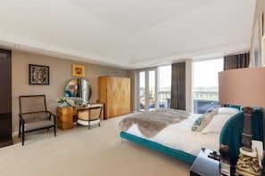 4 bedrooms, desk, iron/ironing board, WiFi - Beautiful Penthouse with Terrace & Jacuzzi (Edinburgh)