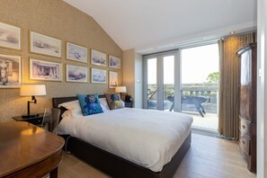 4 bedrooms, desk, iron/ironing board, WiFi
