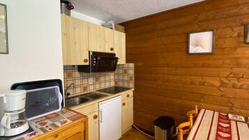 Réfrigérateur, micro-ondes, grille-pain