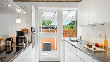 Fridge, oven, stovetop, dishwasher