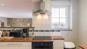 Réfrigérateur, micro-ondes, lave-vaisselle, plancha