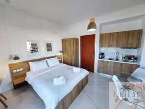 Private kitchen - Finikas Suites & Apartments Airport (Spata-Artemida)