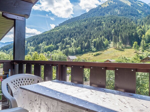 Outdoor dining - Cozy studio near slopes, parking included, pets allowed (La Chapelle-d'Abondance)