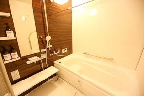 Tina y regadera independientes y amenidades de baño gratuitas 