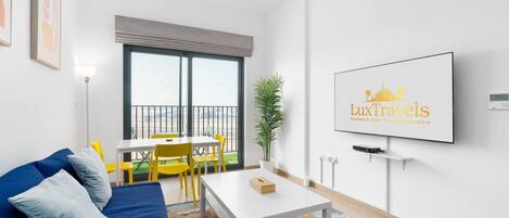Premier appartement | Woonruimte | Een 60-inch smart-tv met kabelzenders, televisie en Netflix