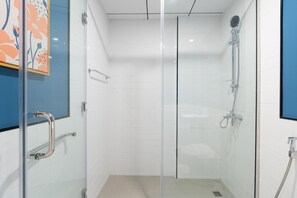 Premier-Apartment | Badezimmer | Dusche, kostenlose Toilettenartikel, Haartrockner, Handtücher