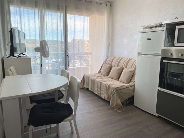 Interior - Charming T1 Apt with Balcony, 5 mins to Thermal Baths & Shops (Balaruc-les-Bains)