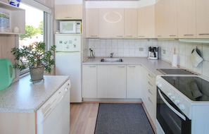 Køleskab, mikrobølgeovn, kogeplade, opvaskemaskine