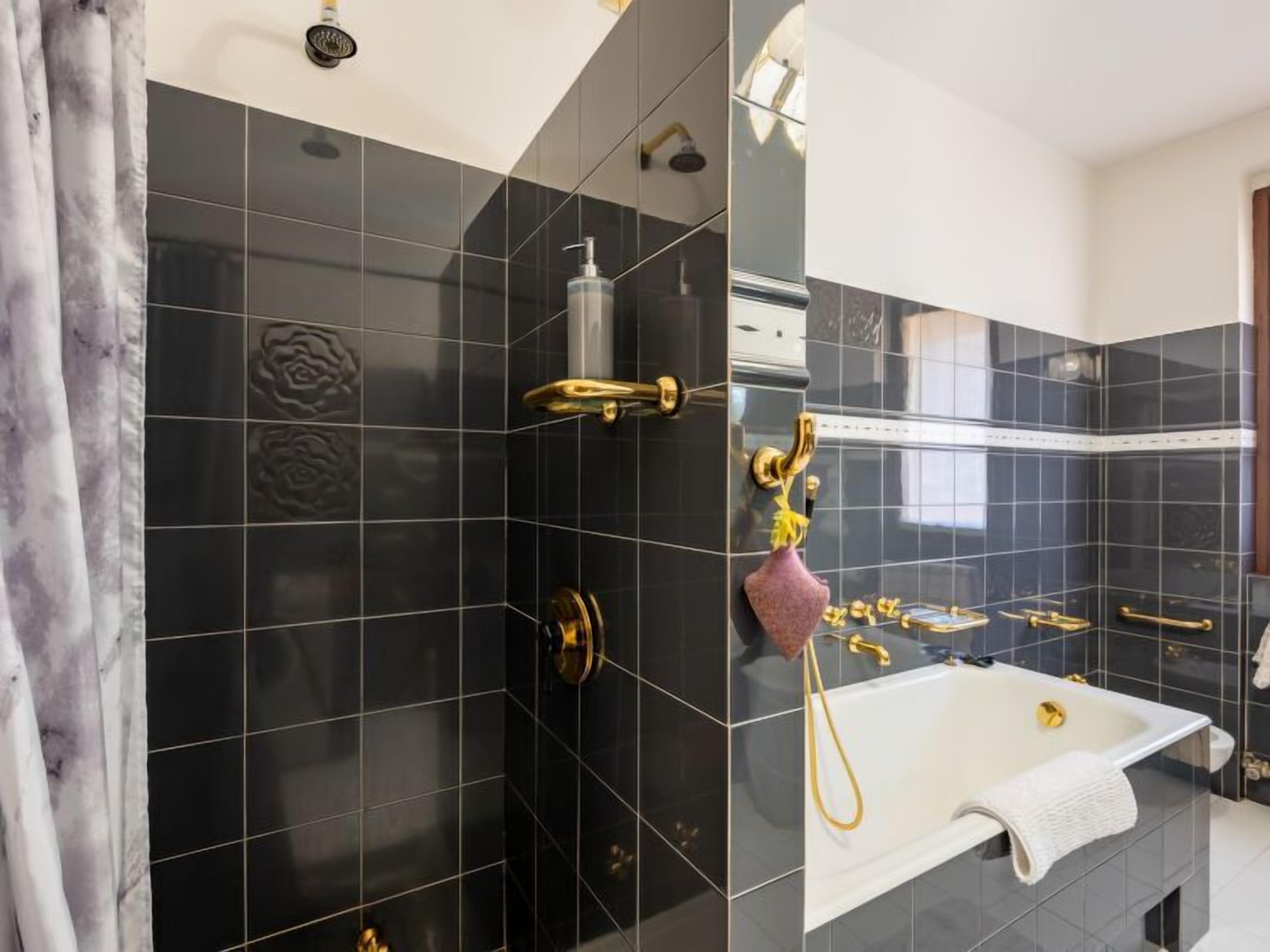 Haartrockner, Bidet, Handtücher