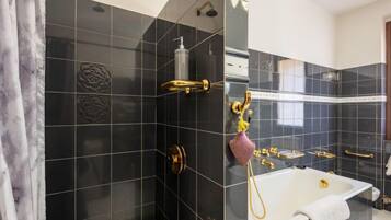 Haartrockner, Bidet, Handtücher