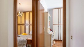 Ein Schlafzimmer mit Bett, Schreibtisch und Kleiderschrank.