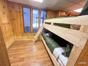 4 habitaciones, escritorio, tabla de planchar con plancha y cunas