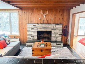 Smart TV, chimenea y oficina