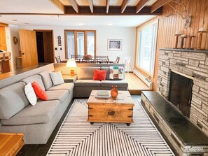 Smart TV, chimenea y oficina
