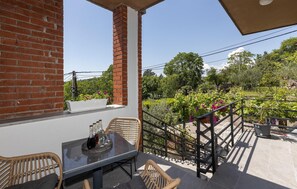 تناول الطعام بالخارج