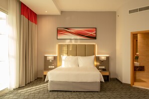 Suite | 1 bedroom, in-room safe, desk, laptop workspace