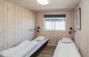 7 bedrooms, travel crib, free WiFi - Stunning home in Samsø with sauna (Samsø)