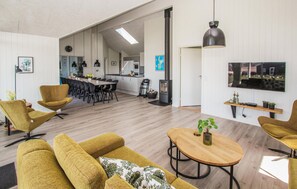 Televisión y chimenea