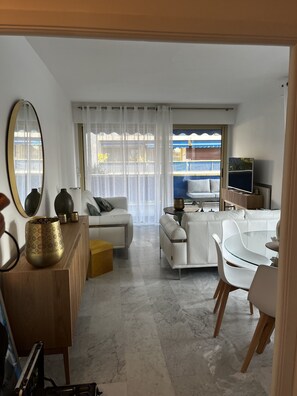 Fernseher, Tischtennisplatte