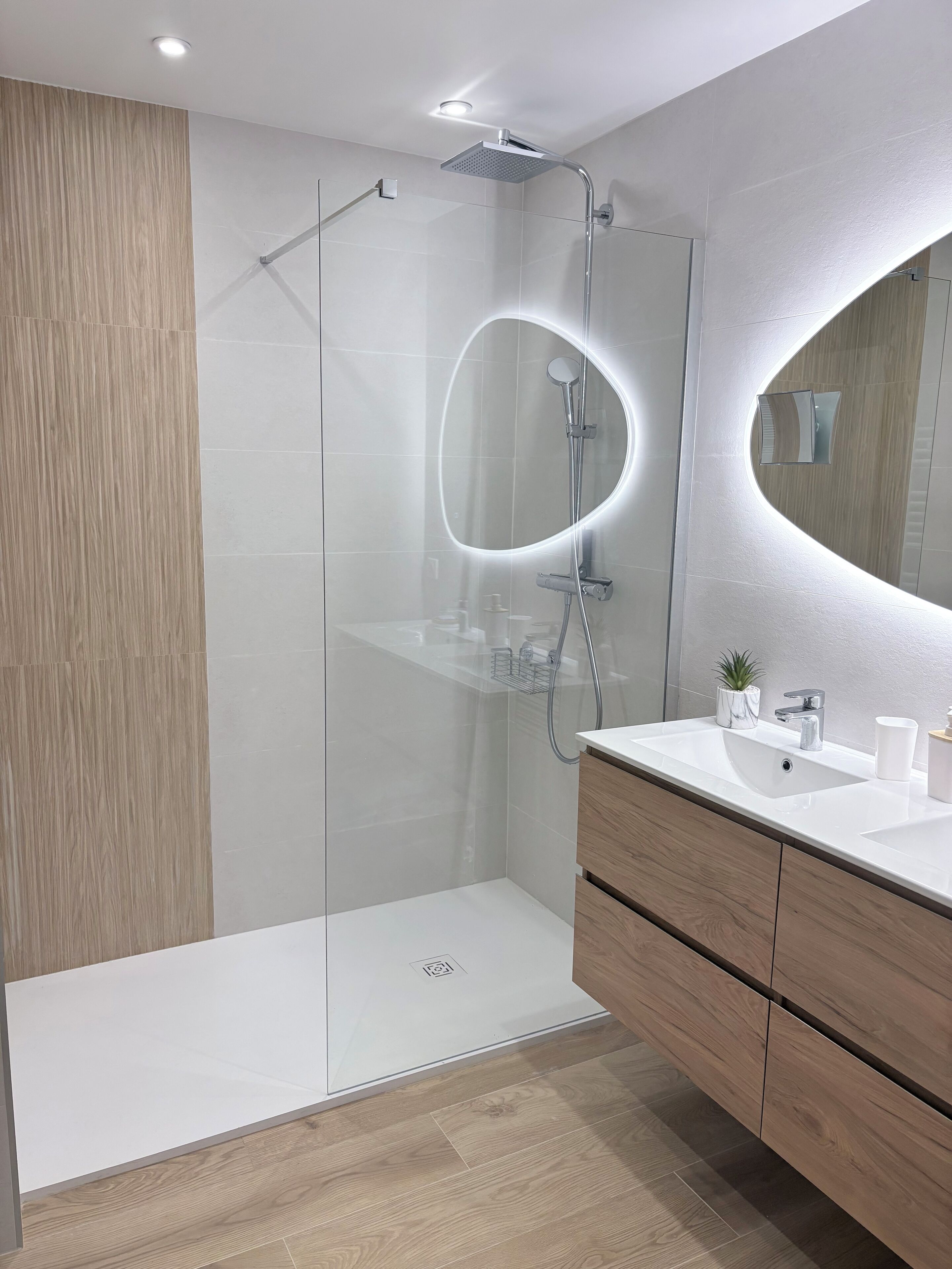 Combined shower/tub, jetted tub, hair dryer, towels